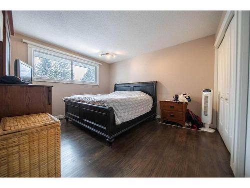 2224 98 Avenue Sw, Calgary, AB - Indoor Photo Showing Bedroom