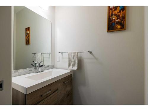 8 Walgrove Green Se, Calgary, AB - Indoor Photo Showing Bathroom