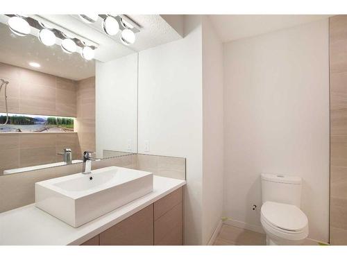 8 Walgrove Green Se, Calgary, AB - Indoor Photo Showing Bathroom