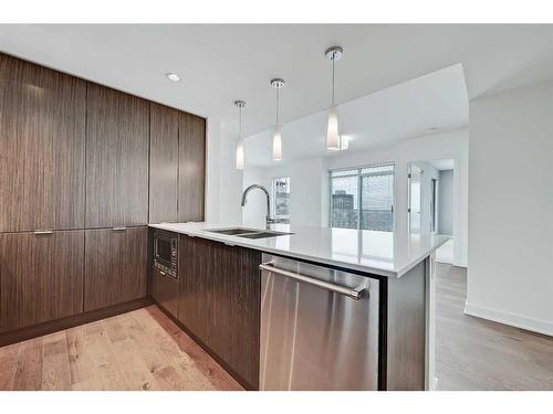 3306-930 6 Avenue Sw, Calgary, AB - Indoor Photo Showing Kitchen With Double Sink With Upgraded Kitchen