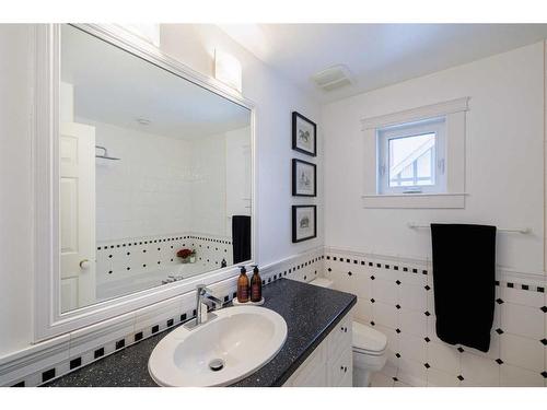 114 Garden Crescent Sw, Calgary, AB - Indoor Photo Showing Bathroom