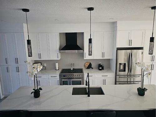 8136 Bowness Road Nw, Calgary, AB - Indoor Photo Showing Kitchen With Upgraded Kitchen