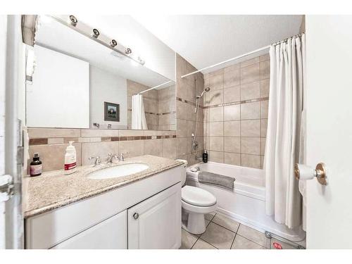8019 20A Street Se, Calgary, AB - Indoor Photo Showing Bathroom