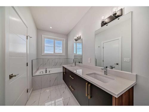 4827 87 Avenue Ne, Calgary, AB - Indoor Photo Showing Bathroom