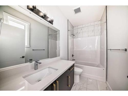4827 87 Avenue Ne, Calgary, AB - Indoor Photo Showing Bathroom