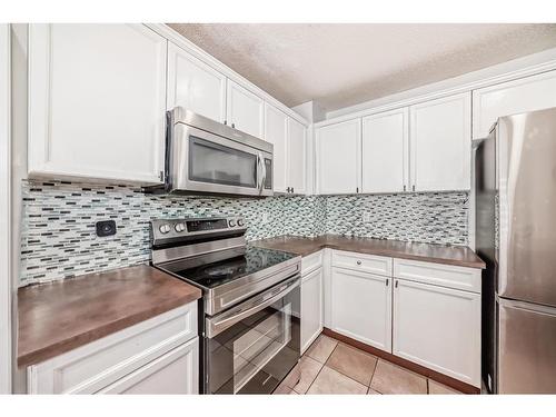 206 Saddlemont Boulevard Ne, Calgary, AB - Indoor Photo Showing Kitchen With Upgraded Kitchen