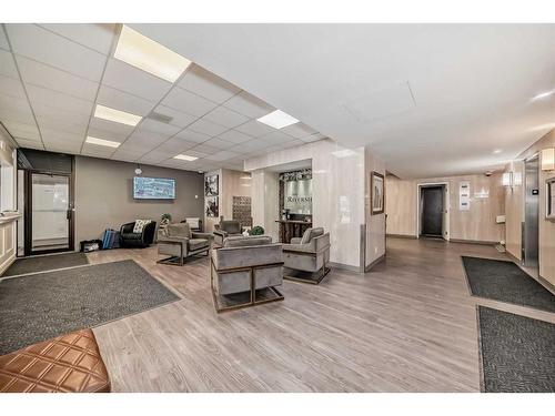 306-145 Point Drive Nw, Calgary, AB - Indoor