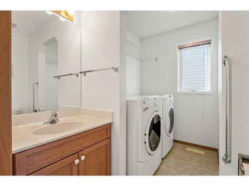 30 Somercrest Close Sw, Calgary, AB - Indoor Photo Showing Laundry Room