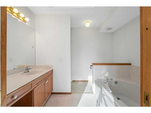 30 Somercrest Close Sw, Calgary, AB - Indoor Photo Showing Bathroom