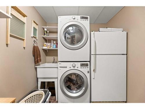 34048 Highway 2 Service Road Sb, Rural Red Deer County, AB - Indoor Photo Showing Laundry Room