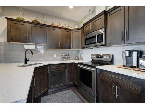 1-405 33 Avenue Ne, Calgary, AB - Indoor Photo Showing Kitchen With Double Sink With Upgraded Kitchen