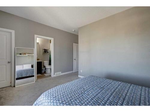 1-405 33 Avenue Ne, Calgary, AB - Indoor Photo Showing Bedroom