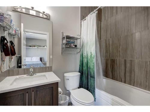 1-405 33 Avenue Ne, Calgary, AB - Indoor Photo Showing Bathroom