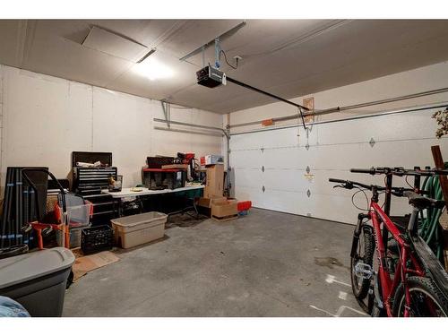 1-405 33 Avenue Ne, Calgary, AB - Indoor Photo Showing Garage