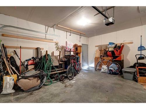 1-405 33 Avenue Ne, Calgary, AB - Indoor Photo Showing Garage