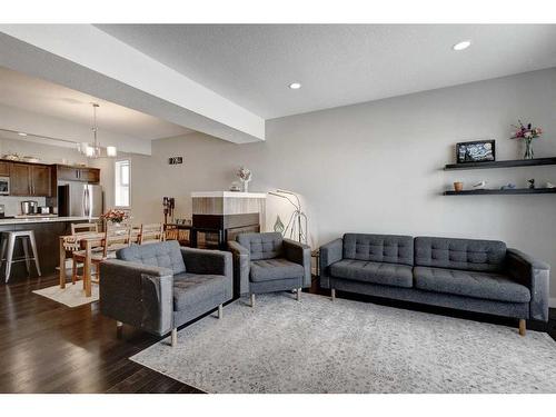 1-405 33 Avenue Ne, Calgary, AB - Indoor Photo Showing Living Room