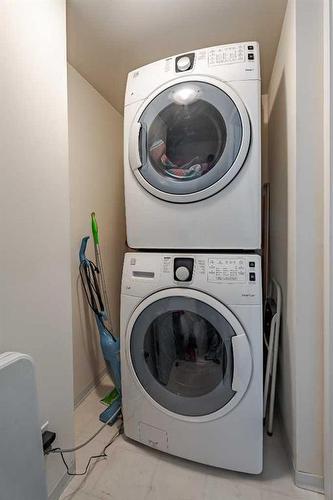 1508-1108 6 Avenue Sw, Calgary, AB - Indoor Photo Showing Laundry Room