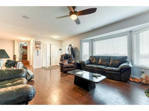 510 Wildflower Road Nw, Strathmore, AB - Indoor Photo Showing Living Room