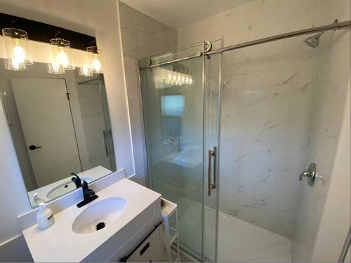 1521 14 Avenue Sw, Calgary, AB - Indoor Photo Showing Bathroom