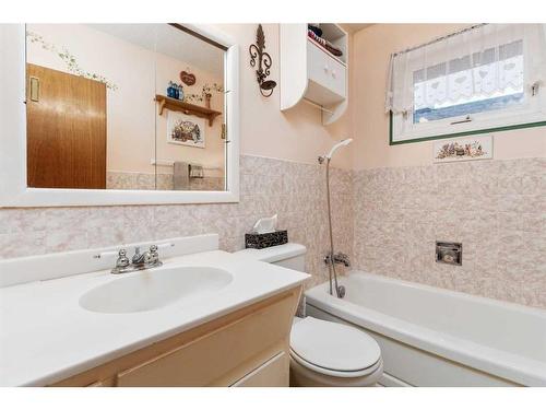 4222 50 Avenue, Olds, AB - Indoor Photo Showing Bathroom