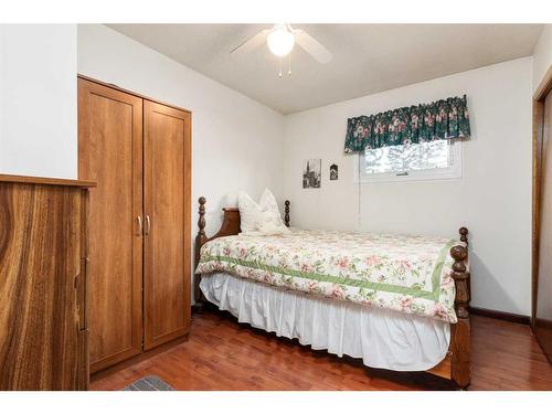 4222 50 Avenue, Olds, AB - Indoor Photo Showing Bedroom