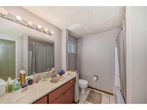 14 Varmoor Place Nw, Calgary, AB - Indoor Photo Showing Bathroom