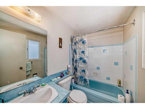 14 Varmoor Place Nw, Calgary, AB - Indoor Photo Showing Bathroom