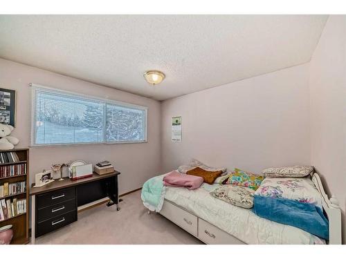 14 Varmoor Place Nw, Calgary, AB - Indoor Photo Showing Bedroom