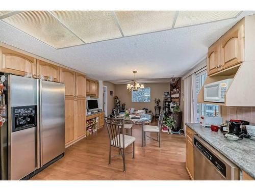 14 Varmoor Place Nw, Calgary, AB - Indoor Photo Showing Kitchen