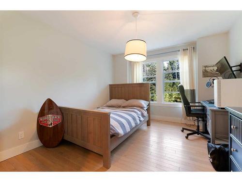 501 Hawk'S Nest Lane, Priddis Greens, AB - Indoor Photo Showing Bedroom