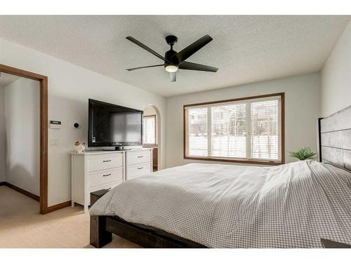 34 Rockyledge Rise Nw, Calgary, AB - Indoor Photo Showing Bedroom