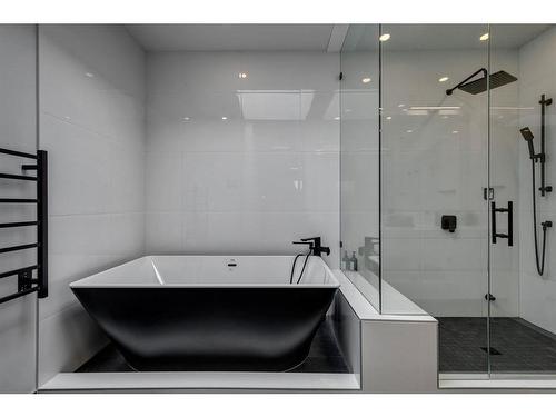 112 18 Avenue Se, Calgary, AB - Indoor Photo Showing Bathroom