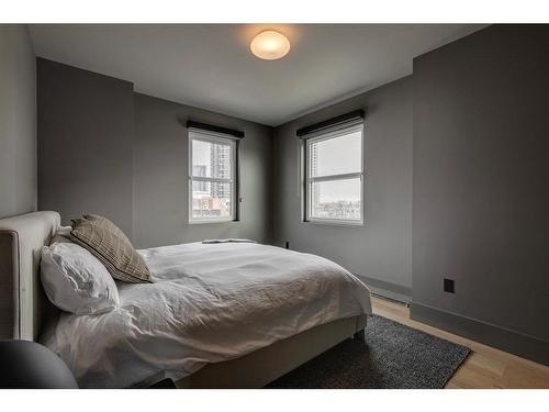 112 18 Avenue Se, Calgary, AB - Indoor Photo Showing Bedroom