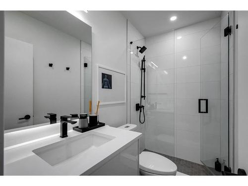 112 18 Avenue Se, Calgary, AB - Indoor Photo Showing Bathroom
