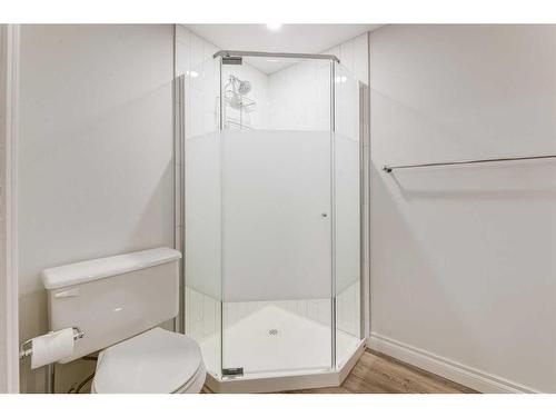 43 Bay View Drive Sw, Calgary, AB - Indoor Photo Showing Bathroom