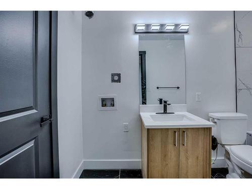 2729 Douglasdale Boulevard Se, Calgary, AB - Indoor Photo Showing Bathroom