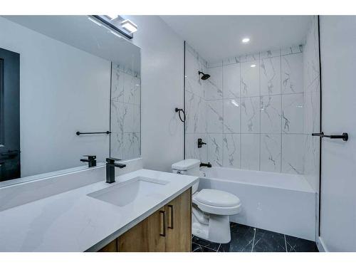 2729 Douglasdale Boulevard Se, Calgary, AB - Indoor Photo Showing Bathroom