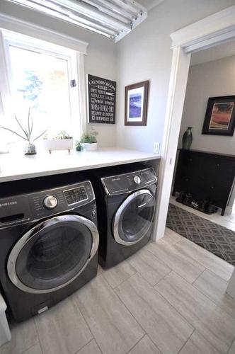 1305 5 Street Ne, Calgary, AB - Indoor Photo Showing Laundry Room