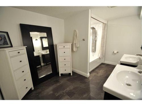 1305 5 Street Ne, Calgary, AB - Indoor Photo Showing Bathroom