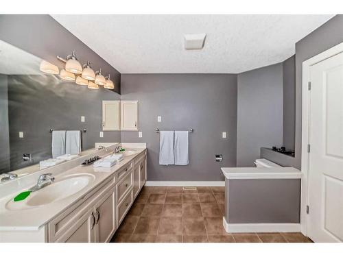 227 Everglade Circle Sw, Calgary, AB - Indoor Photo Showing Bathroom