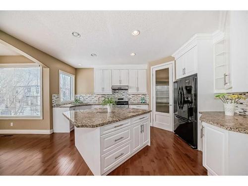 227 Everglade Circle Sw, Calgary, AB - Indoor Photo Showing Kitchen With Upgraded Kitchen