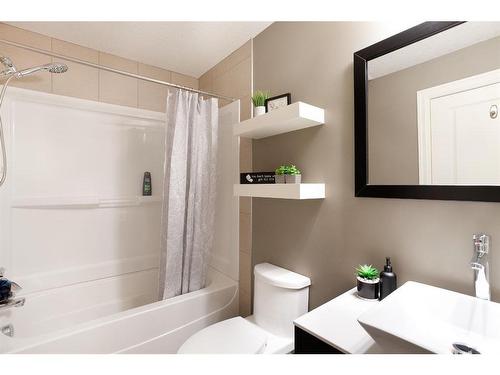 653 Coopers Crescent Sw, Airdrie, AB - Indoor Photo Showing Bathroom
