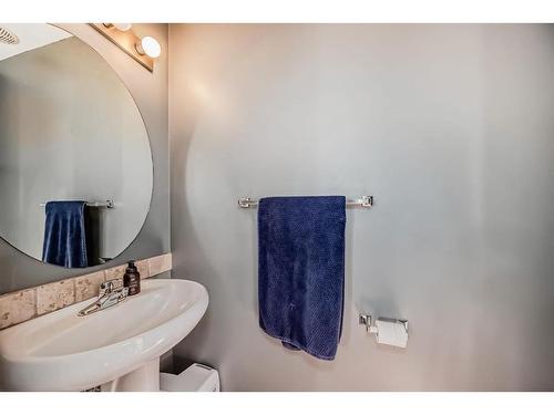 148 Everridge Way Sw, Calgary, AB - Indoor Photo Showing Bathroom