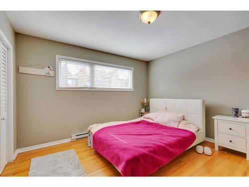 1628 48 Avenue Sw, Calgary, AB - Indoor Photo Showing Bedroom