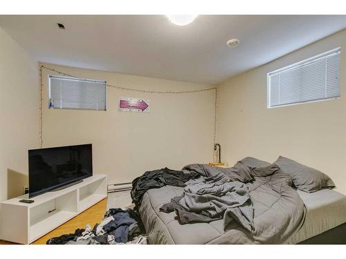 1628 48 Avenue Sw, Calgary, AB - Indoor Photo Showing Bedroom