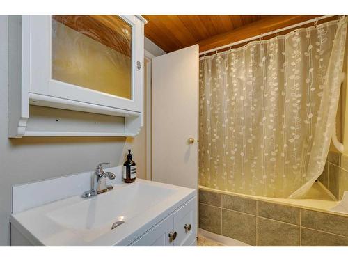 1628 48 Avenue Sw, Calgary, AB - Indoor Photo Showing Bathroom