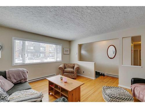 1628 48 Avenue Sw, Calgary, AB - Indoor Photo Showing Living Room