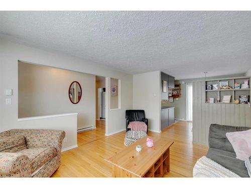 1628 48 Avenue Sw, Calgary, AB - Indoor Photo Showing Living Room