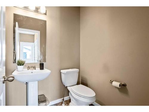 284 Marquis Heights Se, Calgary, AB - Indoor Photo Showing Bathroom