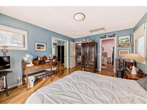 2824 1 Avenue Nw, Calgary, AB - Indoor Photo Showing Bedroom